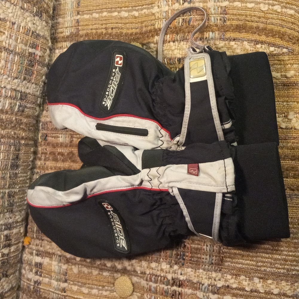 RIDE snowboard mittens gloves.